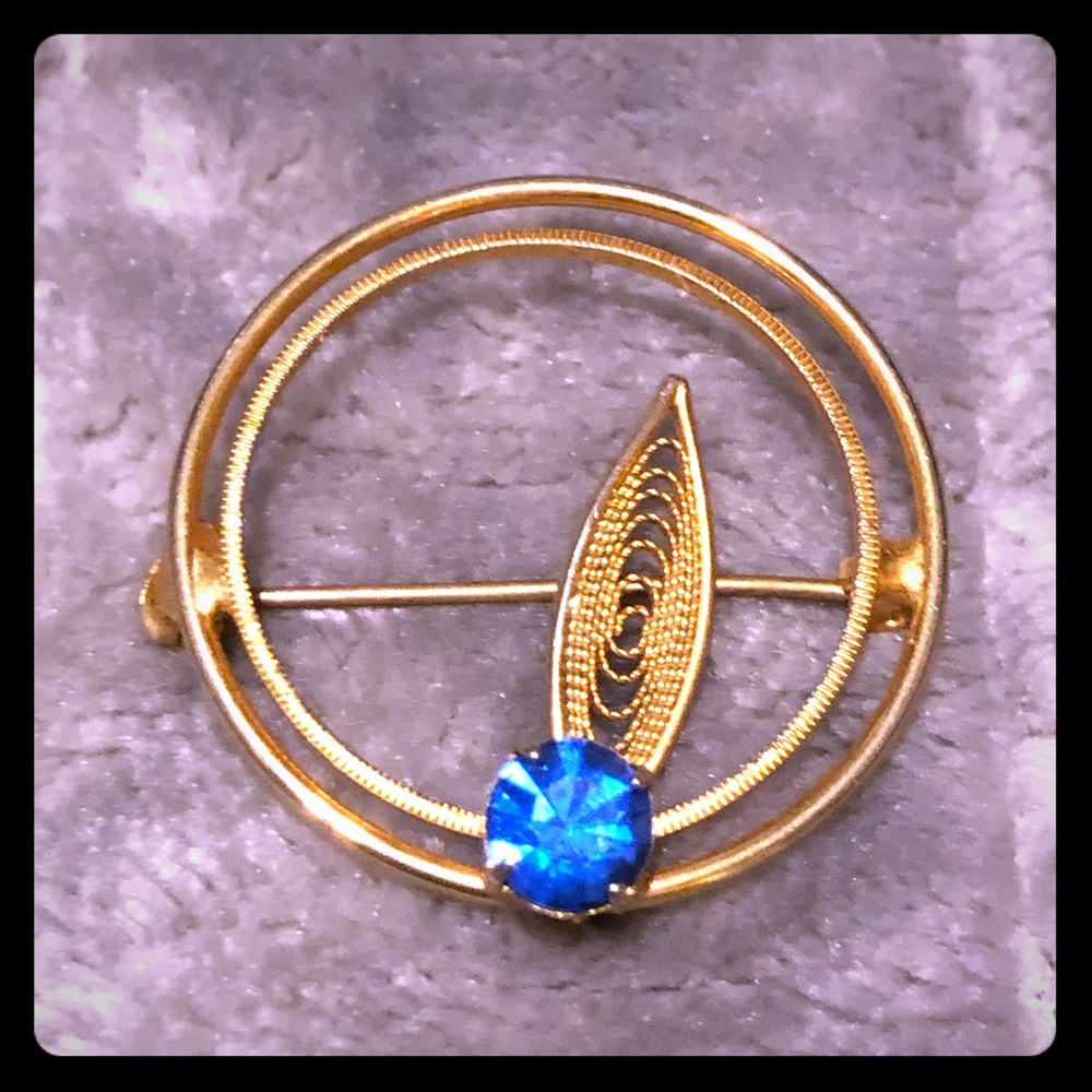 ♥️ Gold Tone Brooch w/Blue Gemstone Leaf Accent